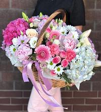 Цветочная композиция из Розы, Хризантемы, Пионы и Лизиантусы в корзине в Выселках