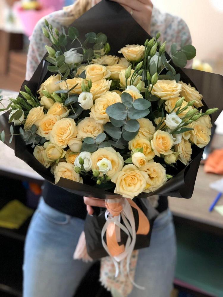 Букет цветов из: Розы и Лизиантусы в Выселках