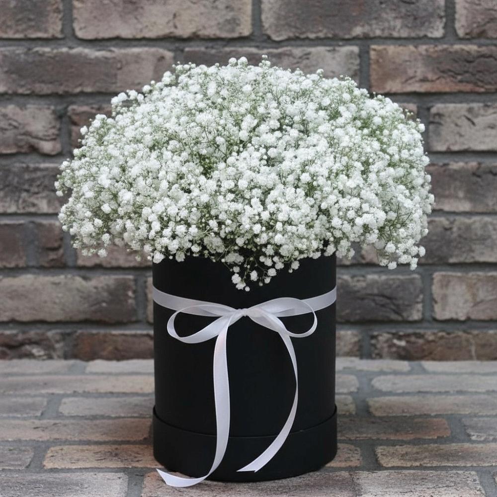 Цветочная композиция из Гипсофила в шляпной коробке в Выселках