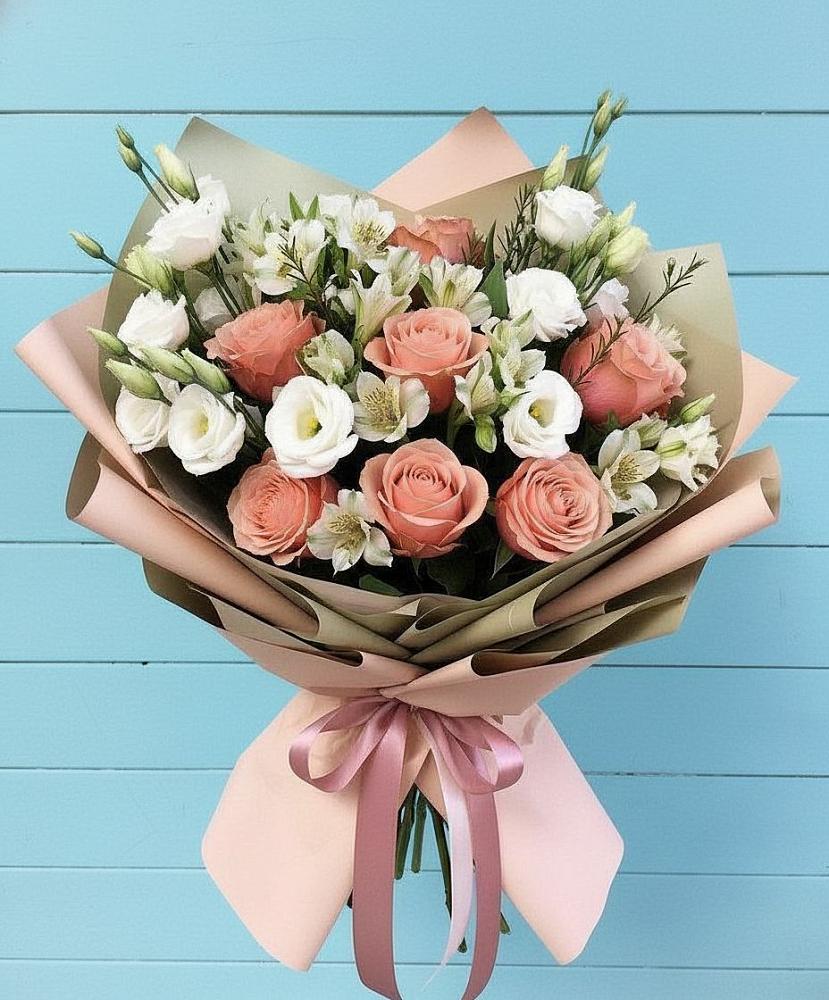 Букет цветов из: Розы, Альстромерии и Лизиантусы в Выселках