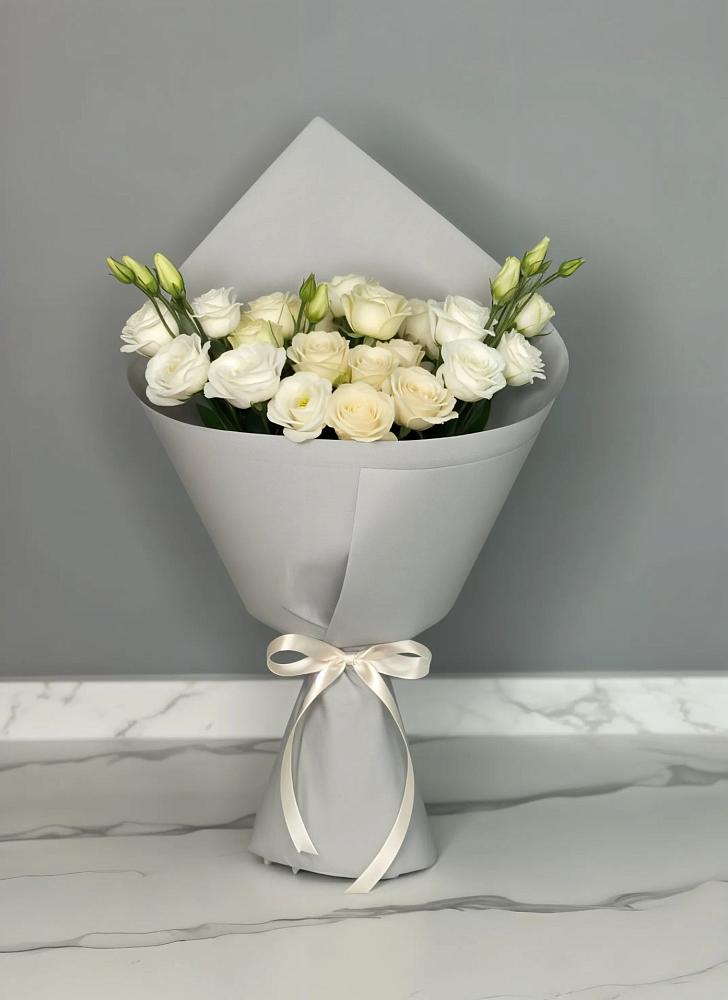 Букет цветов из: Розы и Лизиантусы в Выселках