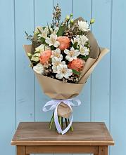Букет цветов из:  Альстромерии, Лизиантусы, Розы и Хризантемы в Выселках