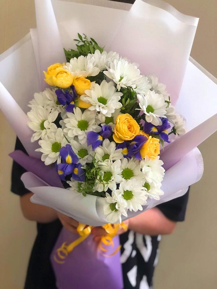 Букет цветов из: Ирисы, Хризантемы и Розы в Выселках
