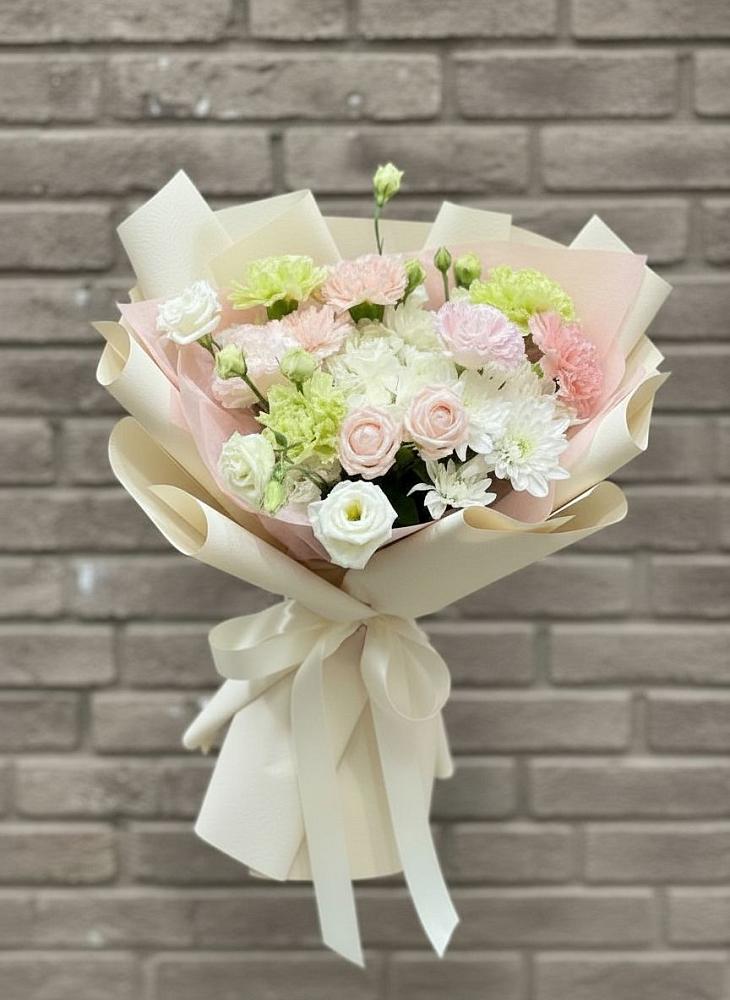 Букет цветов из: Гвоздики, Розы, Лизиантусы и Хризантемы в Выселках