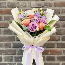 Букет цветов из:  Лизиантусы и Розы в Выселках