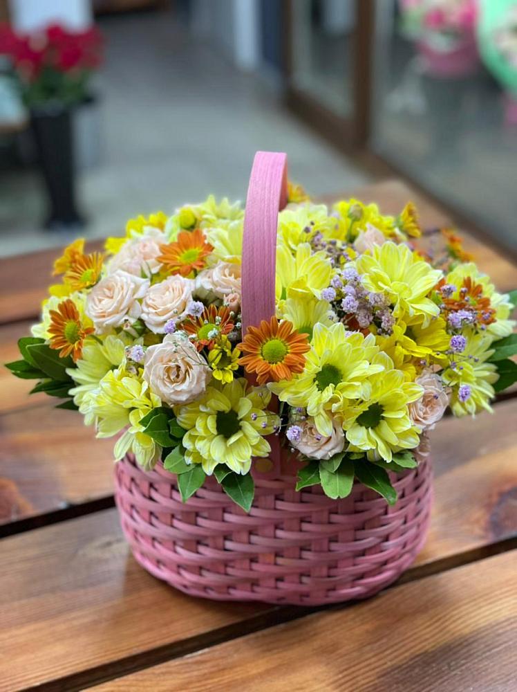 Цветочная композиция из Хризантемы и Розы в корзине в Выселках