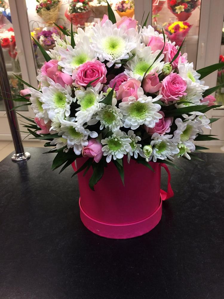 Цветочная композиция из Розы и Хризантемы в шляпной коробке в Выселках