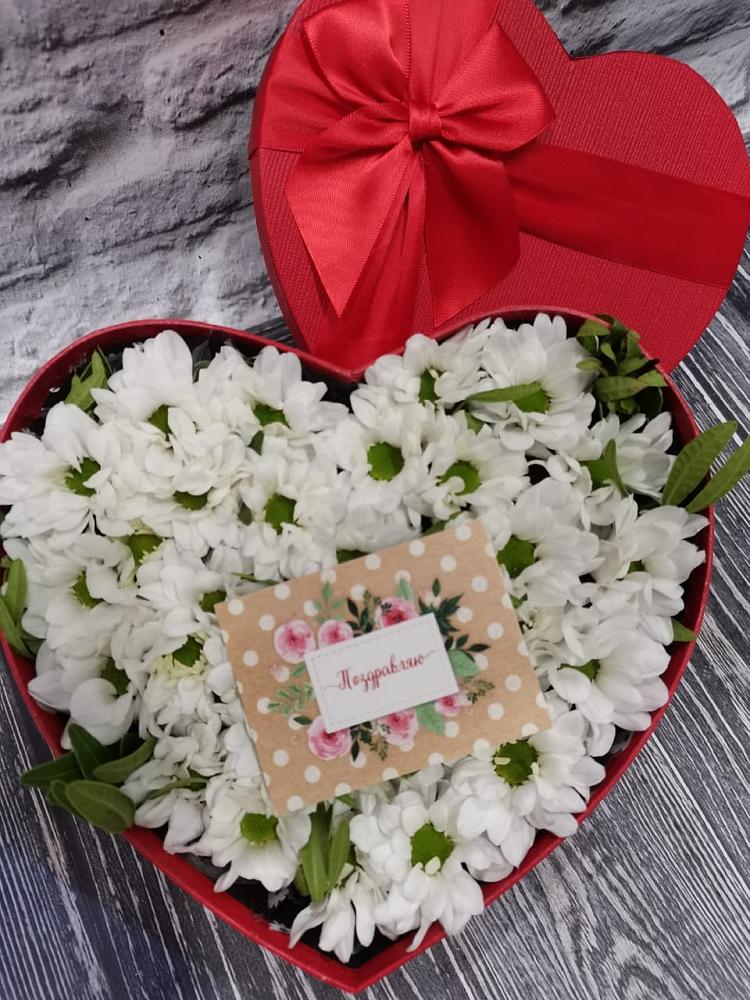 Цветочная композиция из Хризантемы в виде сердца в Выселках