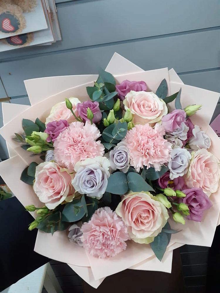 Букет цветов из: Розы, Гвоздики и Лизиантусы в Выселках