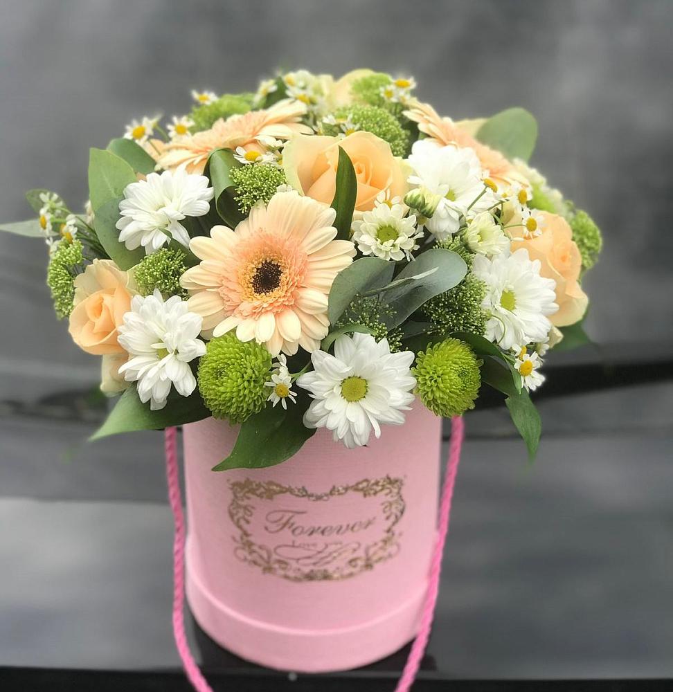 Цветочная композиция из Розы, Герберы и Хризантемы в шляпной коробке в Выселках