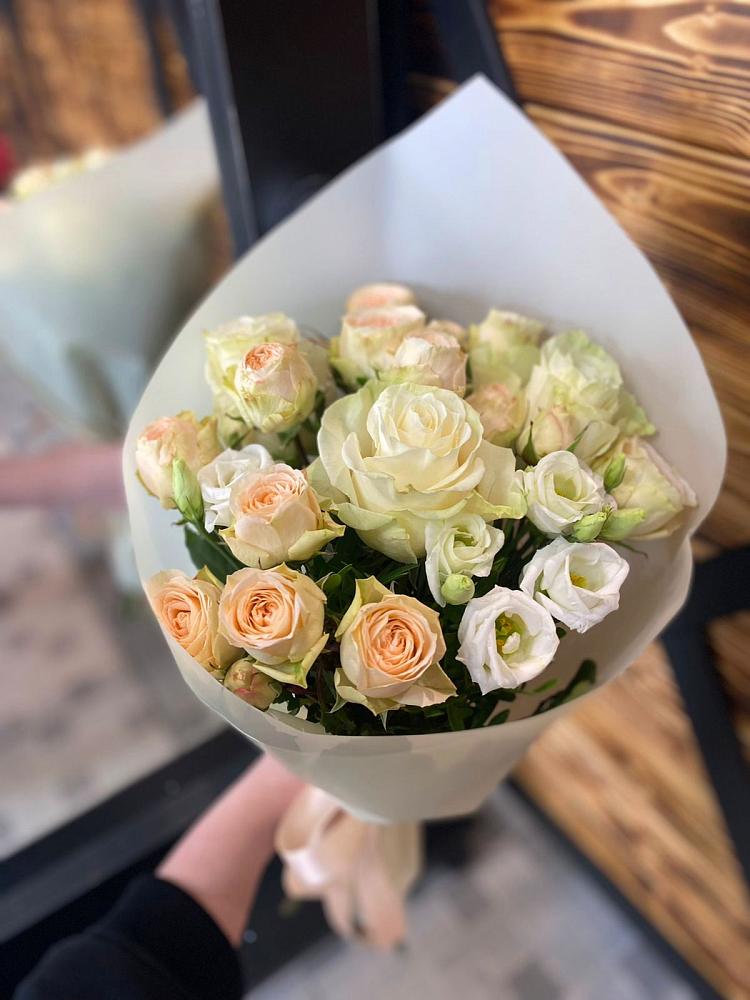 Букет цветов из: Розы и Лизиантусы в Выселках